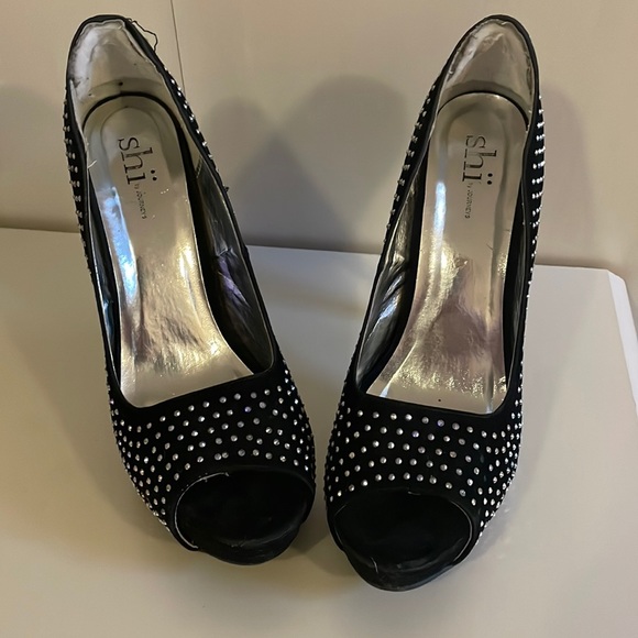 Shi studded heels size 8 1/2 - Picture 1 of 3